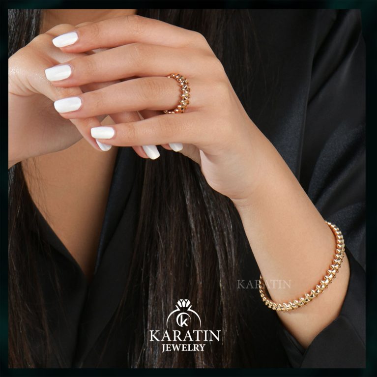 Very Chic Gold Ring and Bracelet Set for Women