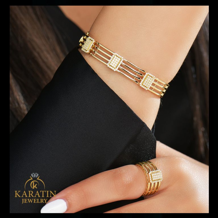 Very Chic Gold Ring and Bracelet Set for Women